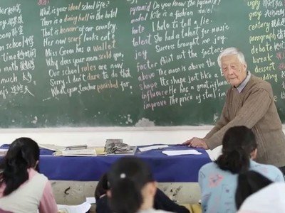 Retired Chinese teacher, 92, offers free English lessons for 19 years