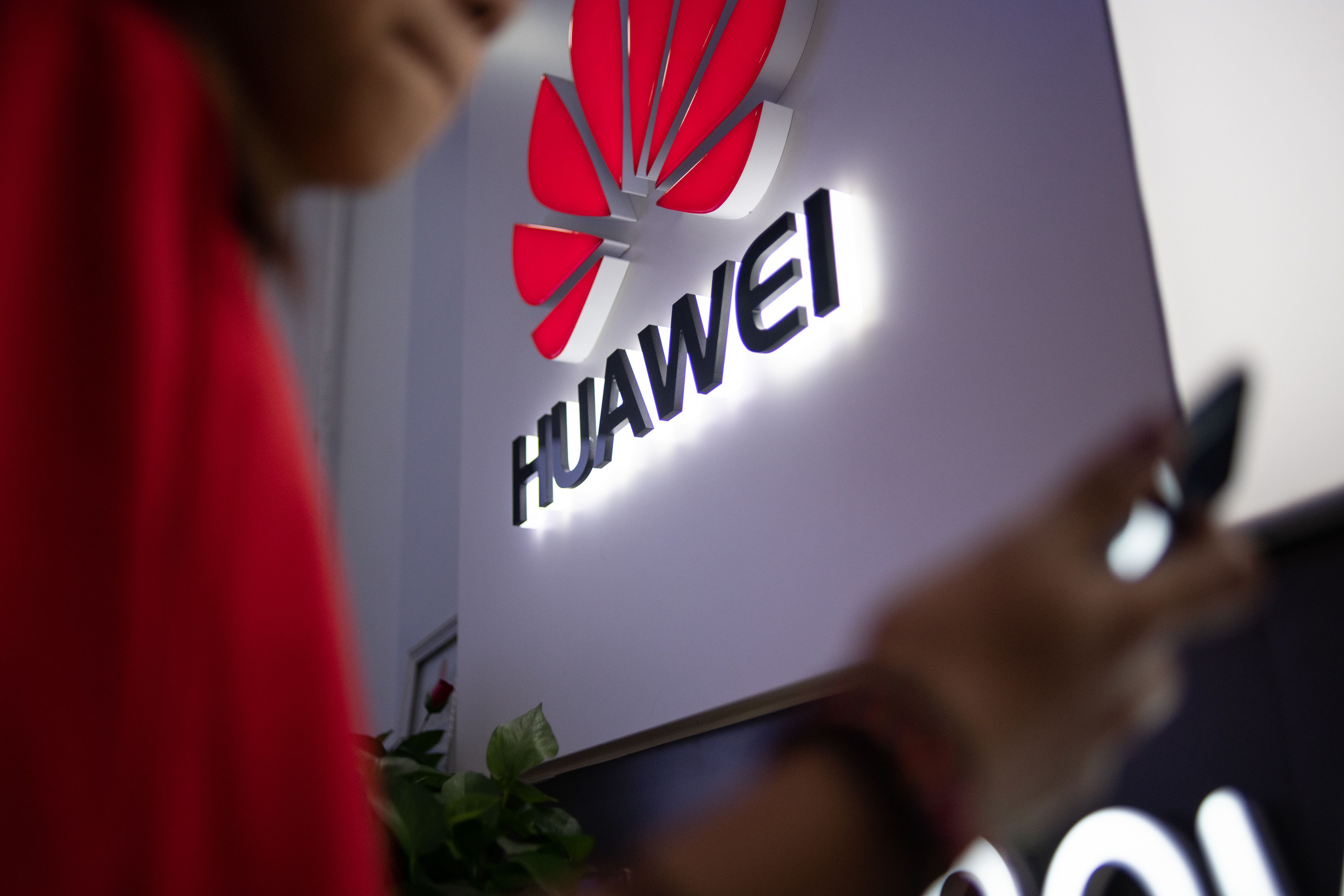 US reportedly plans to grant licenses for firms to sell goods to blacklisted Huawei