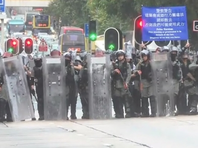 Riot police charge at protesters in Kowloon Tong