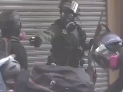 Video shows a police officer shooting a protester that attacked the policeman with a crowbar