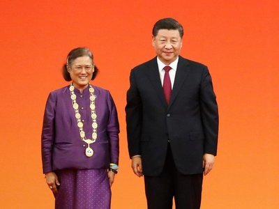 President Xi presents medals to the awardees