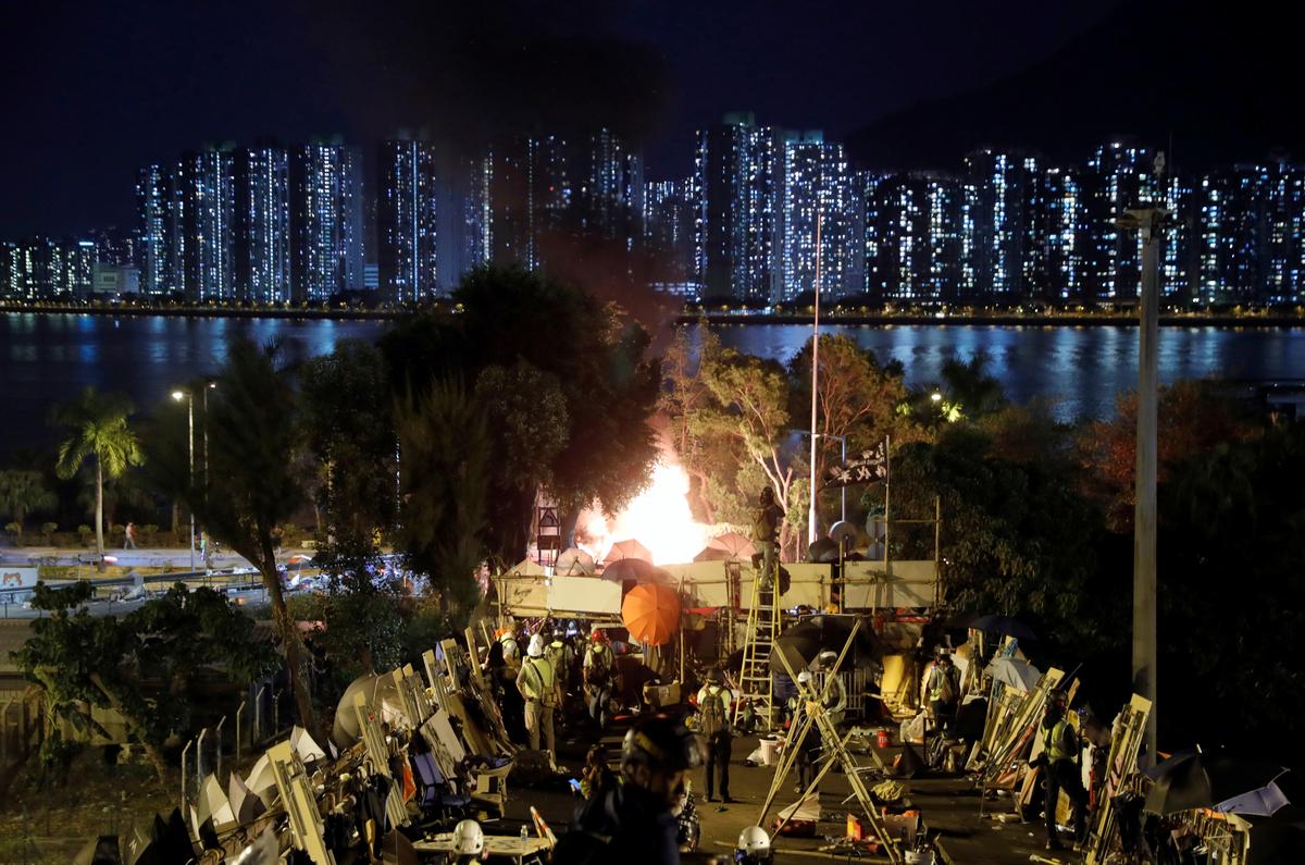 Highway blockade reveals splits in Hong Kong protest movement