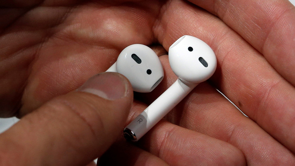 ‘That’s the evilest thing I can imagine’: Prankster draws high praise online for epic stunt involving fake AirPods