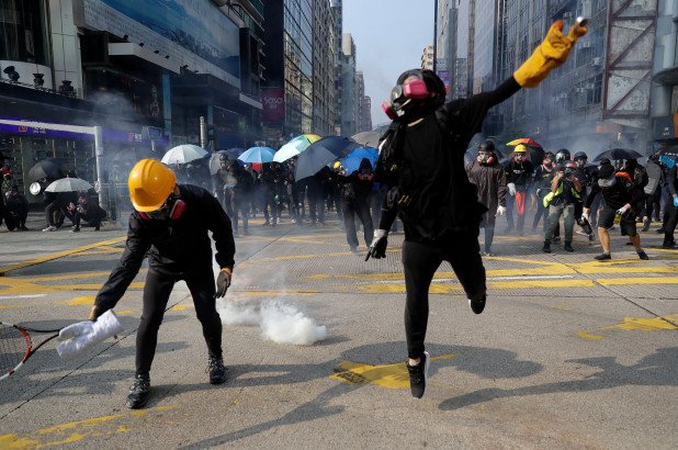 Hong Kong protesters take up self-defense classes