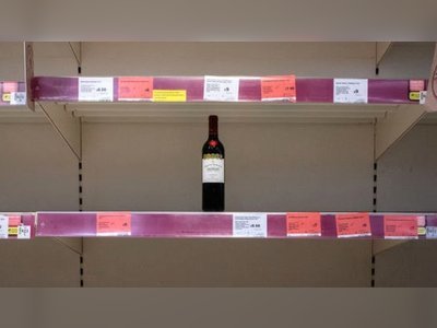 Shoppers stockpile alcohol amid pubs shutdown