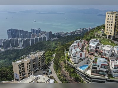Hong Kong’s business elite are cashing in their luxury villas at a loss as they brace for the city’s worst economic recession