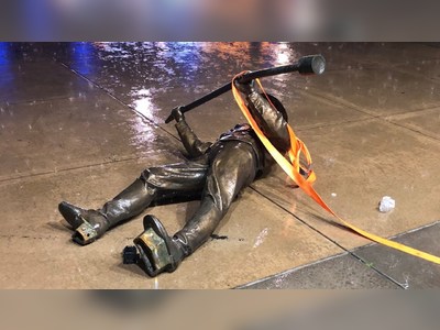North Carolina protesters tear down Confederate statue in Raleigh - George Floyd protests