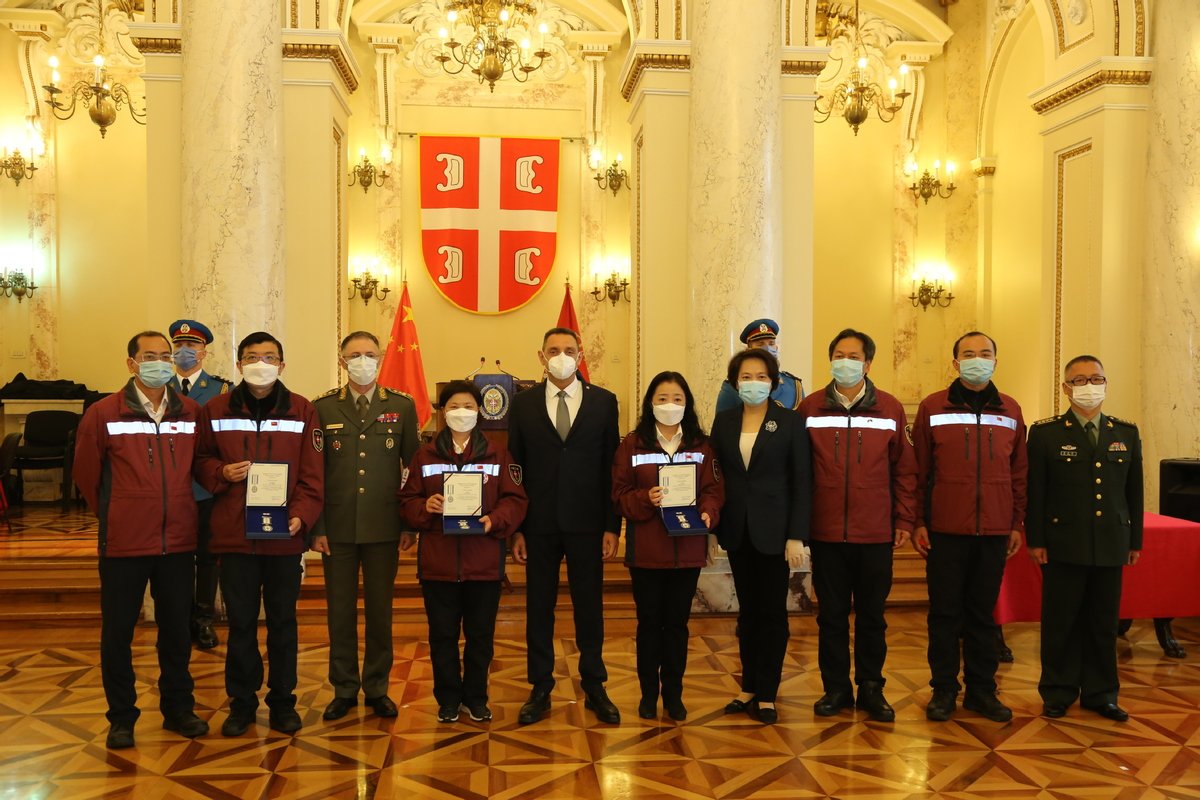 Chinese experts honored in Serbia