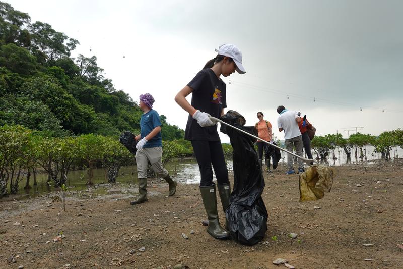 Eleven-year-old climate activist leads beach cleanup in Hong Kong