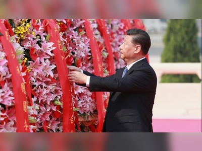 Xi pays tribute to national heroes at Tian'anmen Square