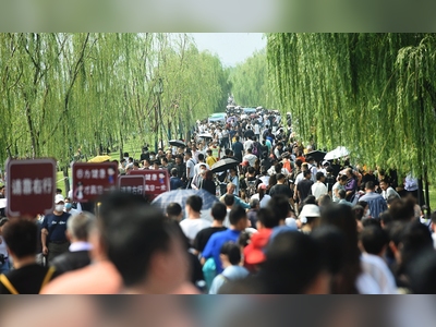 China starts National Day holidays with epic passenger travel peak