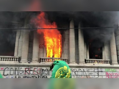 Protesters set fire to Guatemalan Congress