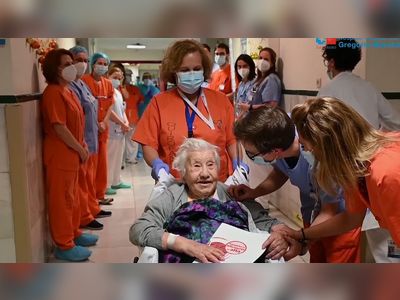 COVID-19: 104-year-old applauded by nurses after recovering from coronavirus