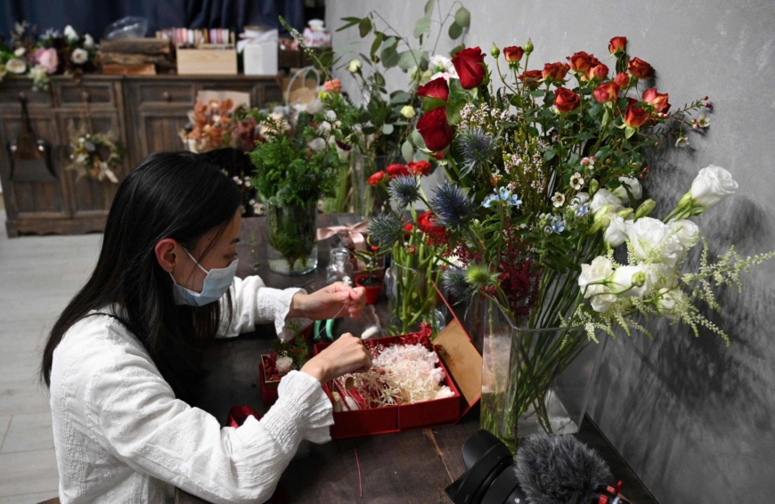 Hong Kong florist helps protesters send Christmas gifts from prison