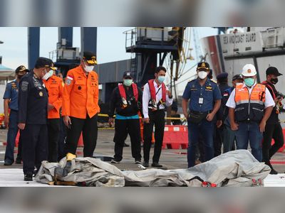 Indonesia plane crash: Divers discover body parts and pieces of fuselage after plane crash