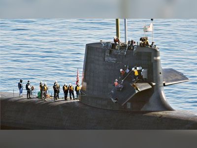 Japan: Submarine crew phone for help after crash
