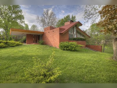 A Frank Lloyd Wright Masterpiece in Iowa Is Now Quietly Taking Offers