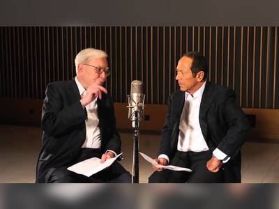 Warren Buffett & Paul Anka perform an unforgettable duet - My Way