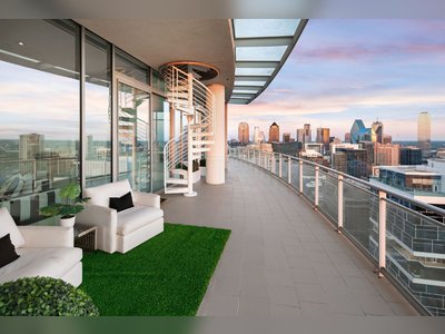An Indoor/Outdoor Penthouse With Downtown Dallas Views