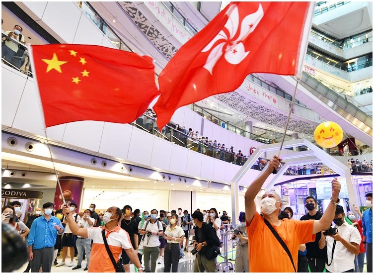 Clash takes place after man waves China's national flag in mall