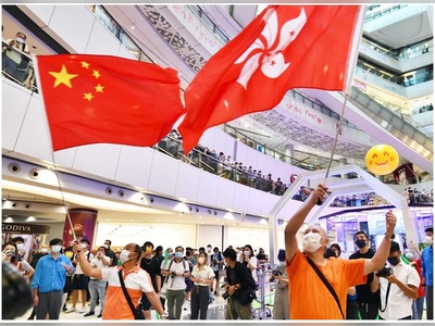 Clash takes place after man waves China's national flag in mall