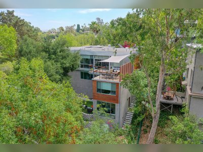 A Tree House–Inspired Kit Home by Prefab Pioneer Rocio Romero in L.A.