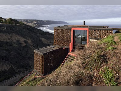 A Coastal Chilean Cabin Takes On the Elements With a Honeycombed Facade