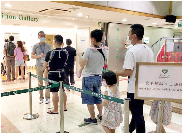 Macau thug assaults Customs officers when waiting for Covid test