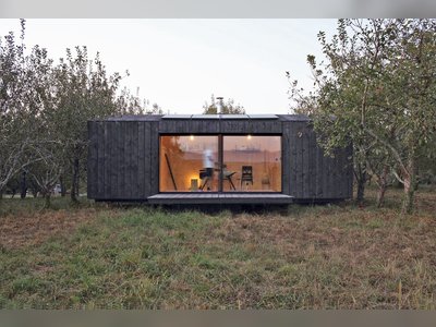 This Modern Matte Black Cabin Is a Dreamy Weekend Retreat