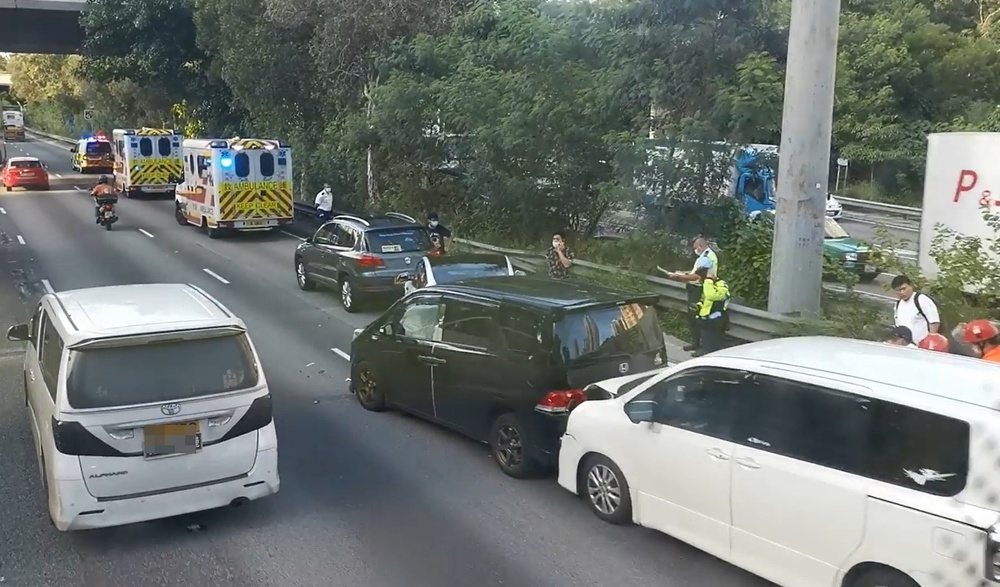 Crash on Tuen Mun Road causes a 16-kilometer car queue