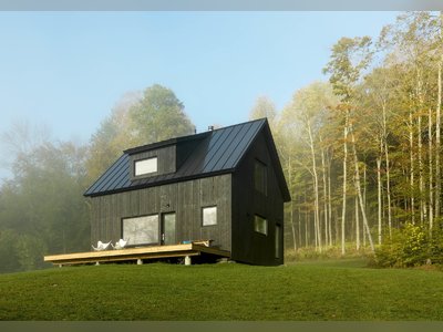 A Little Black Cabin Keeps Things Simple for a Family of Four in Vermont