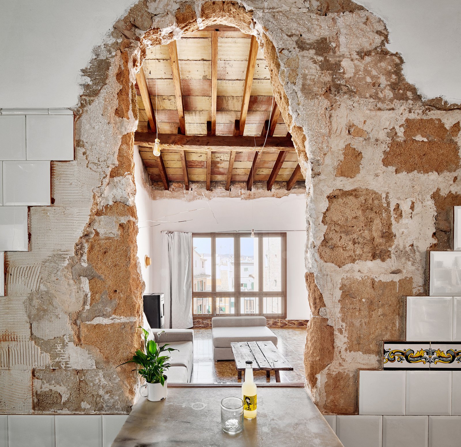 A Salvaged Apartment on Mallorca Leaves its Roots Exposed