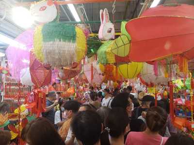 Crowds go lantern shopping before Mid-Autumn Festival