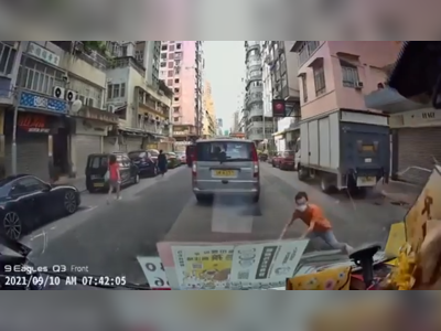 (Video) Man caught "diving&rdquo; before the vehicle hits him
