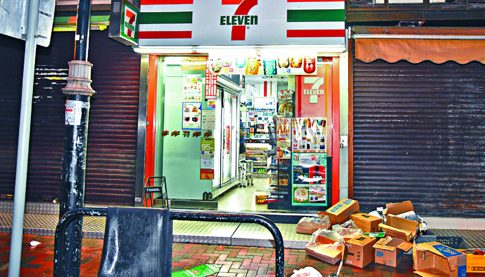 Knife man gets $5,000 WECHAT topup at 7-Eleven