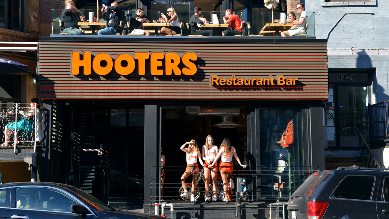 Hooters server reveals how much she makes in tips in TikTok video