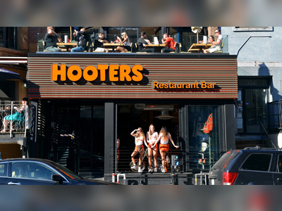 Hooters server reveals how much she makes in tips in TikTok video