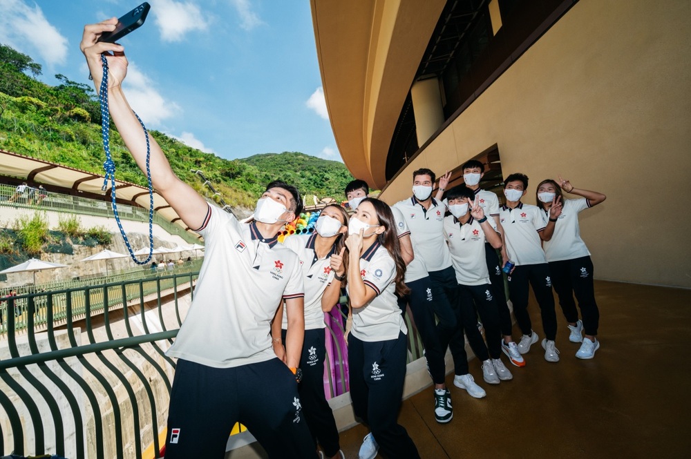 Edgar Cheung and athletes gets lifelong free admission to Water World