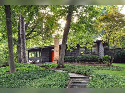 A Restored Midcentury Gem in Georgia With a Slim Aarons-Style Pool