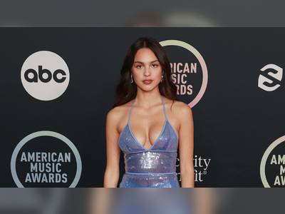 American Music Awards 2021: Fashion-Live From the Red Carpet