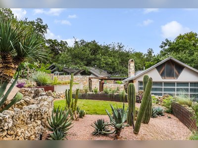 A Cozy Cottage Surrounded by Trees Near Downtown Austin