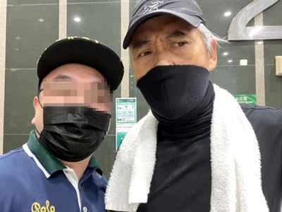 HK star Chow Yun-fat scowls in photo with overeager fan