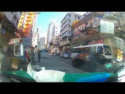 (Video) Seven-seater nearly ran over a biker's head in Yuen Long