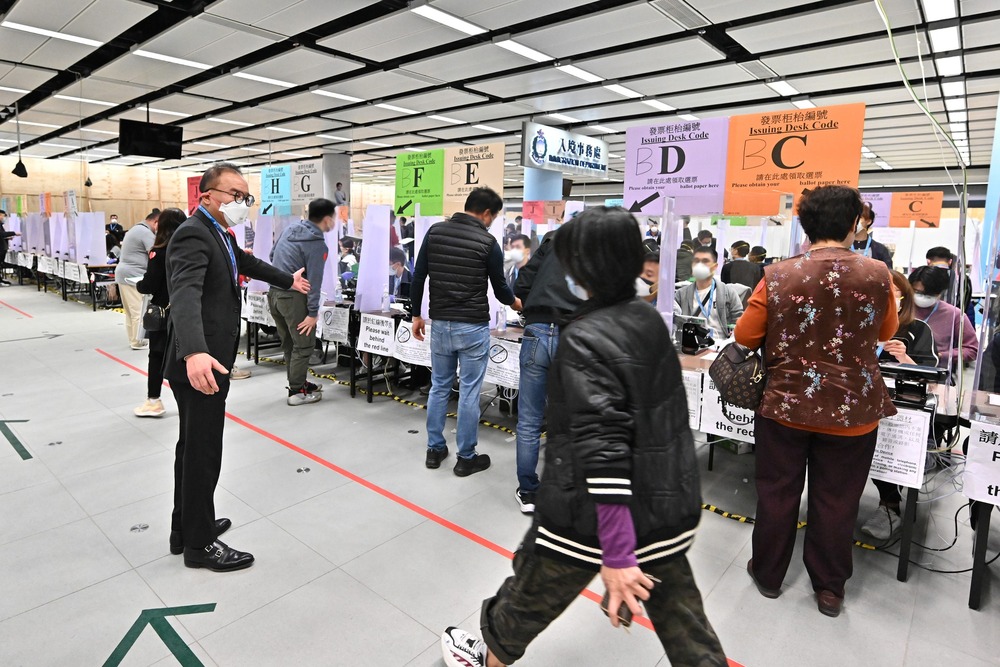 Over 14,000 Hongkongers cast their votes at border points