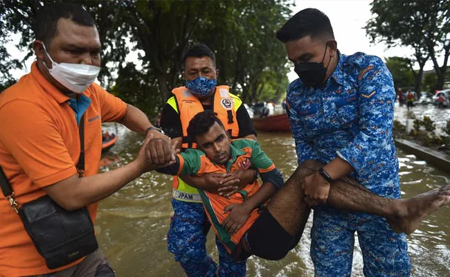 14 Dead, 71,000 Displaced As Malaysia Battles Its Worst Flooding In Years