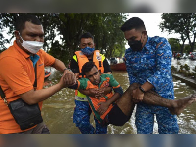 14 Dead, 71,000 Displaced As Malaysia Battles Its Worst Flooding In Years