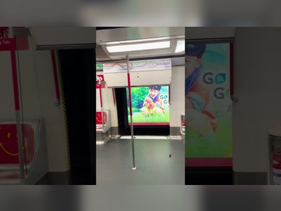 (Video) MTR door flew off, disrupting peak hour service