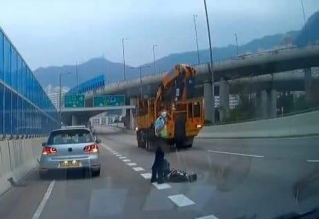 Man hit by truck when walking on the Kwun Tong Bypass died