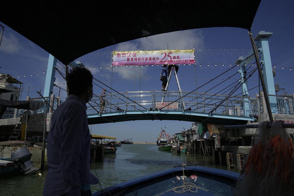 Hong Kong fishermen keep old ways, 25 years after handover