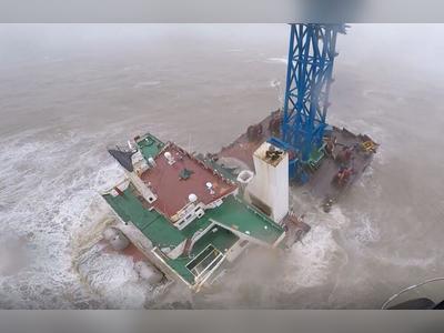 Floating crane sinks as mooring chain broken, 27 still missing